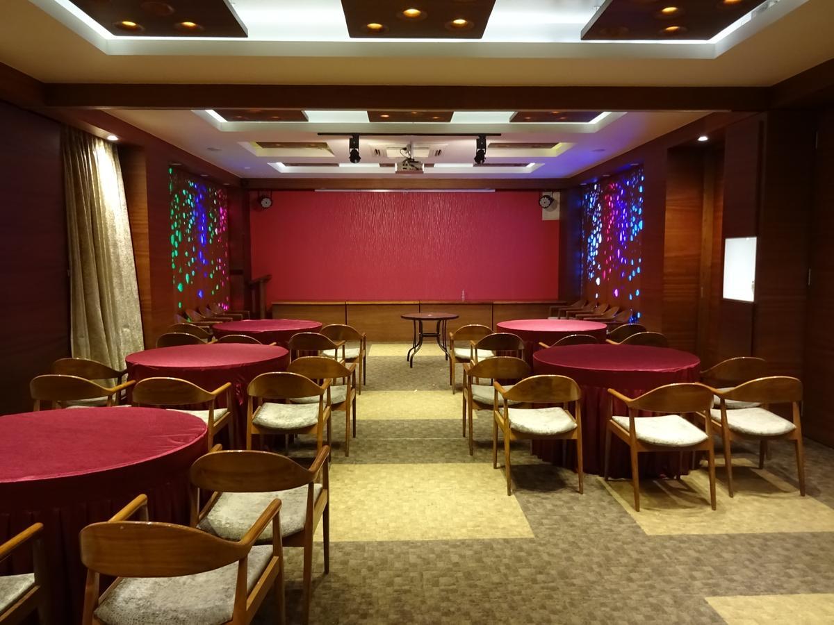 科斯莫普利谭酒店 阿穆达巴 外观 照片