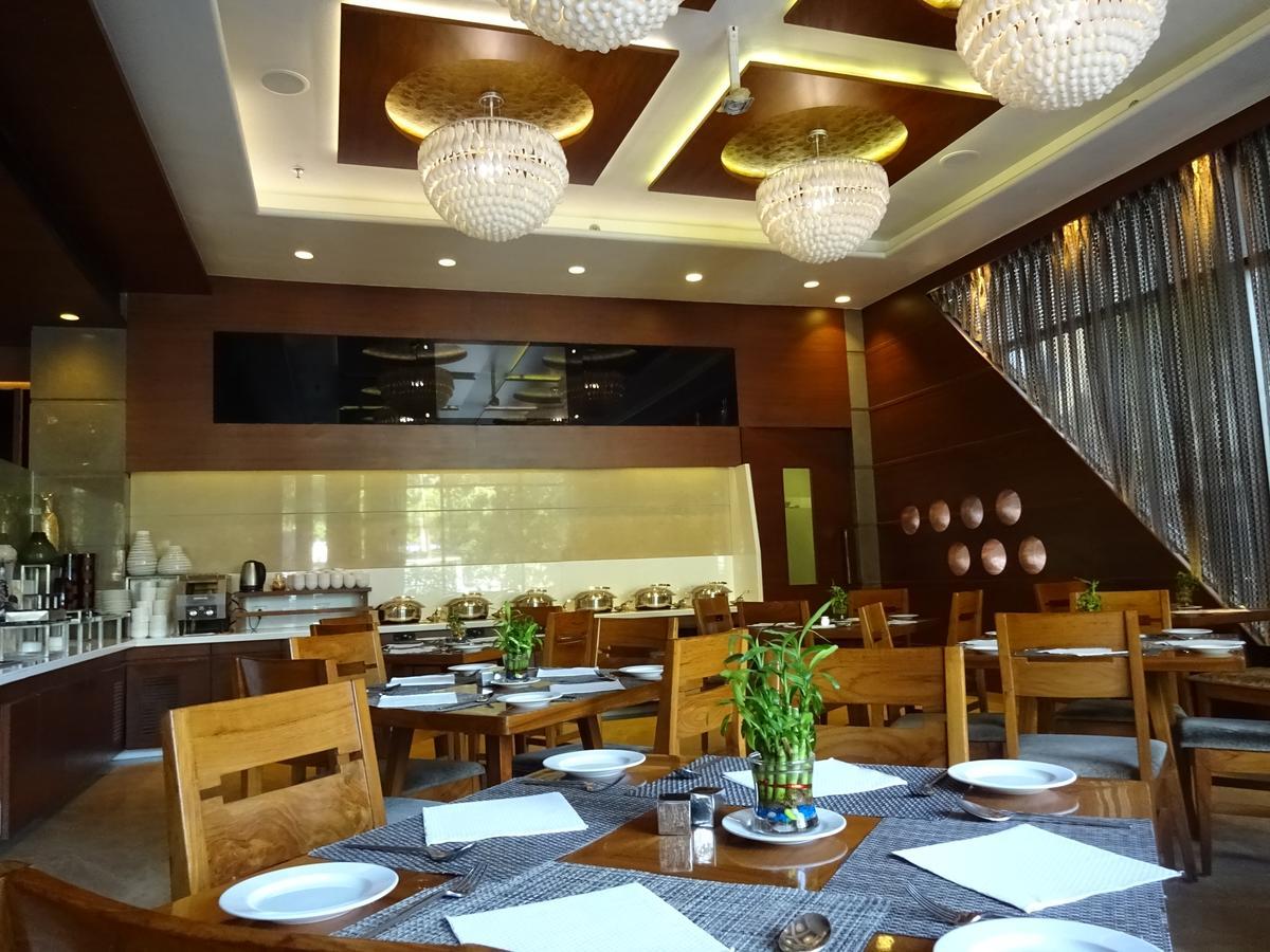科斯莫普利谭酒店 阿穆达巴 外观 照片